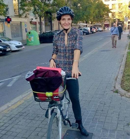 Anne-Sophie sur son vélo dans les rue de Valencia