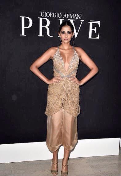 Sonam Kapoor première d'Armani Privé 