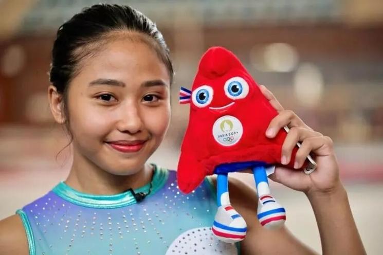 La gymnaste indonésienne Rifda Irfanaluthfi pose avec la mascotte des Jeux olympiques de Paris 2024 le 16 mai 2024 à Jakarta.