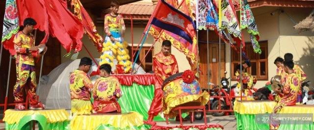 Un groupe exécutant la danse du lion a organisé une cérémonie pour "ouvrir les yeux des lions" afin d'apporter la chance pour les douze mois à venir. 