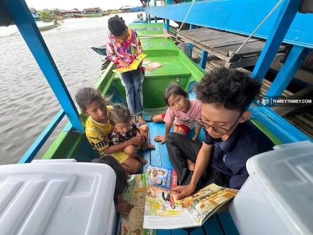 Une bibliothèque mobile sillonne les villages flottants