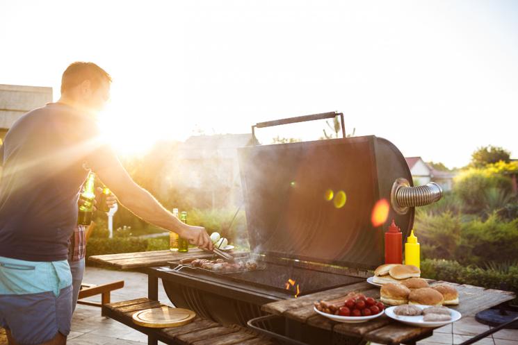 Homme en train de faire un barbeque
