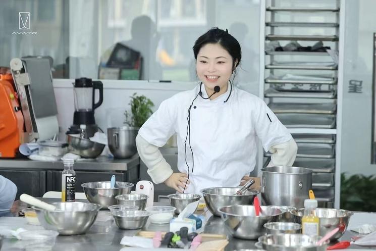 Aimée donnant un cours de cuisine