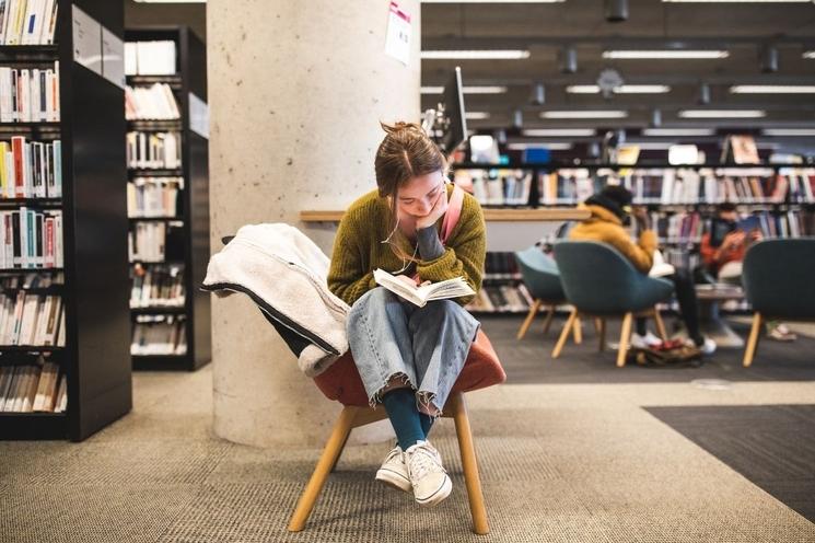 Adolescente absorbée dans sa lecture
