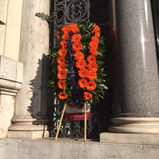 Une gerbe ornée d’un grand « N » en l'honneur de Napoléon