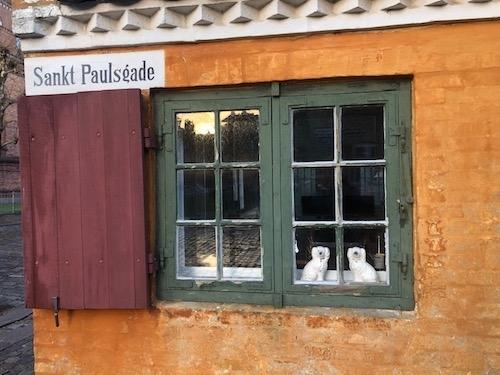 Deux chiens à la fenêtre à Nyboder 