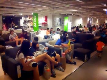 Ikea Hong Kong sieste dormir manger canapé lit magasin