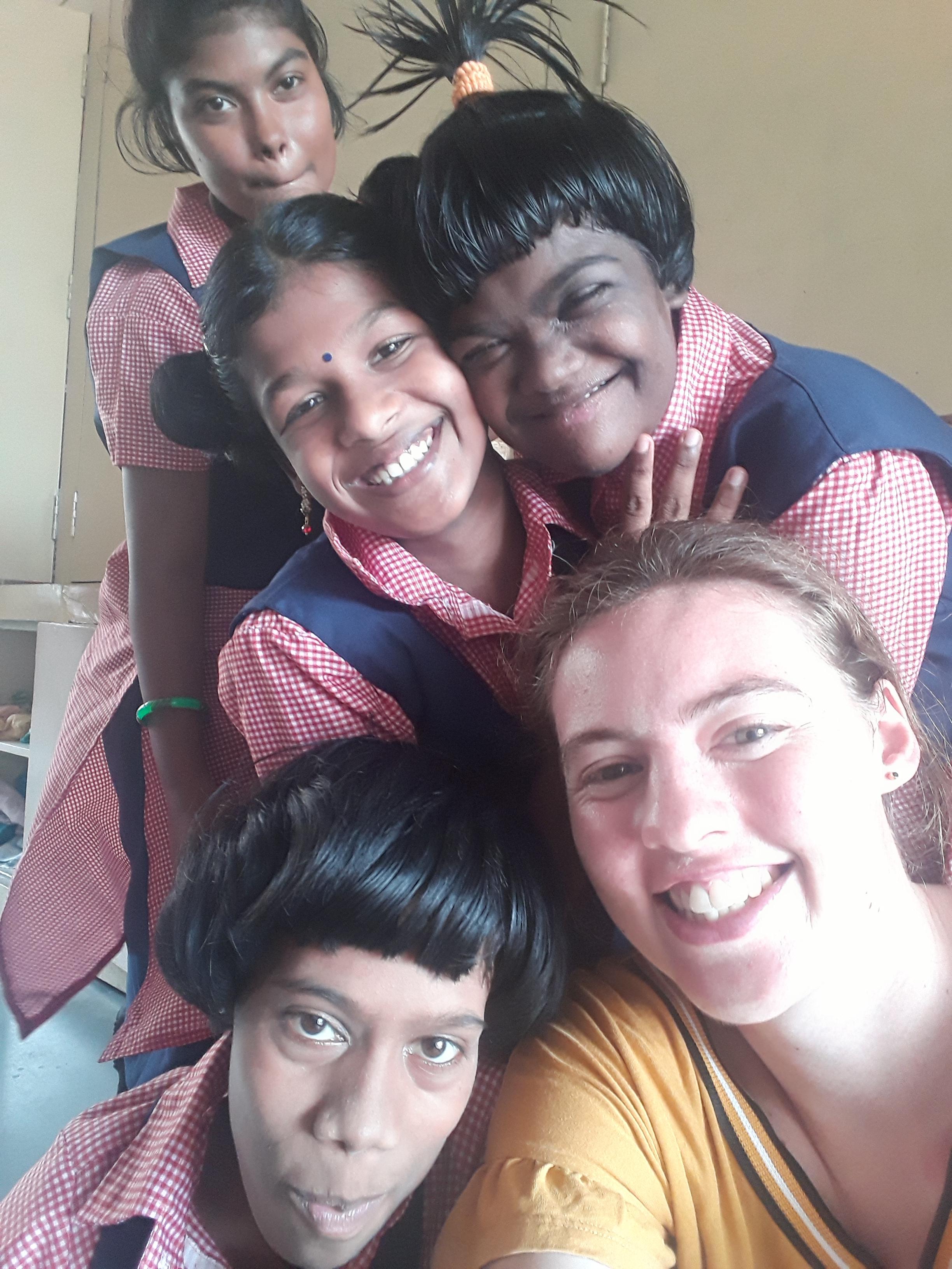 Les filles sont ravies de prendre un selfie avec moi avant d'aller à l'école ! (Abhirami tout au fond, Pooja et Hemalatha au milieu, Sophia à ma gauche)