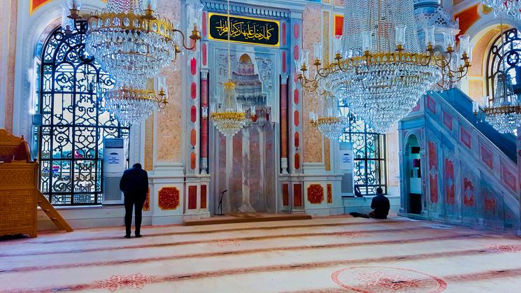 Des fidèles qui prient dans la mosquée d'Ortaköy