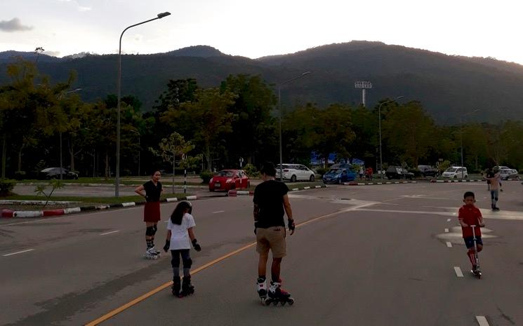 famille en rollerblade