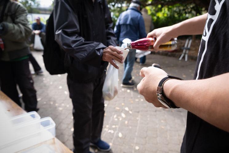 Photo B.Chapiron – Distribution de nourriture au parc de Yoyogi