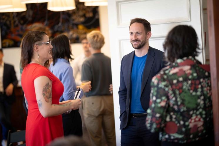 Discussions entre personnes presentes