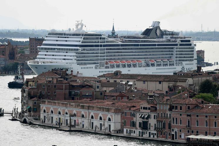 Un navire de croisière hors de contrôle créait la panique à Venise.