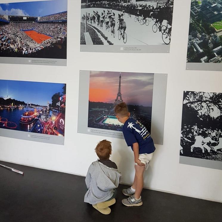 Des enfants devant  l’exposition « Les Jeux Olympiques à Paris 1900|1924|2024 » - Photo par l'Alliance Française de Łódź pour Lpj.com Varsovie