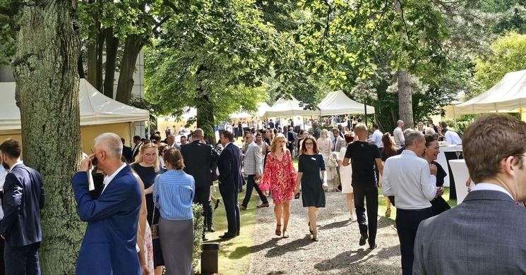 Jardin de l’Ambassade de France en Pologne à Varsovie lors de la cérémonie du 14 juillet 2024. Photo Bénédicte Mezeix pour Lpj.com Varsovie