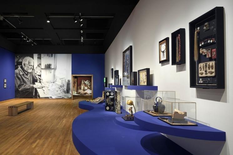 Vue de l’exposition Mondes et merveilles : le voyage surréaliste d’Alan Glass. © Succession Alan Glass, 2025. Photo MBAM, Julie Ciot