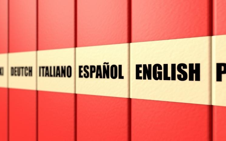 Bibliothèque avec plusieurs langues.