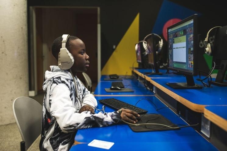 Enfant à l'ordinateur