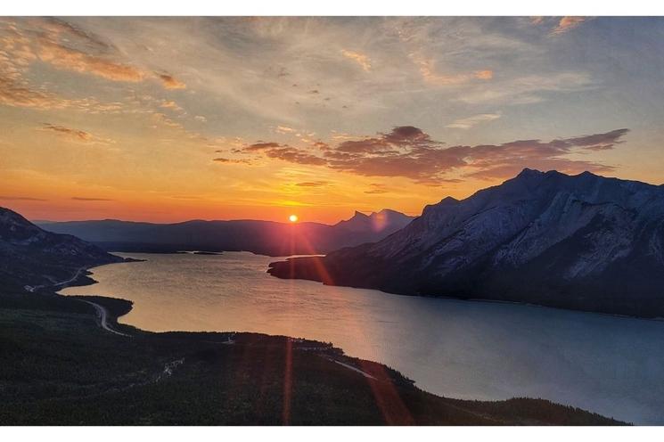 Lever de soleil dans les Rocheuses canadiennes — photo de Sarah Hübsch publiée dans son livre.
