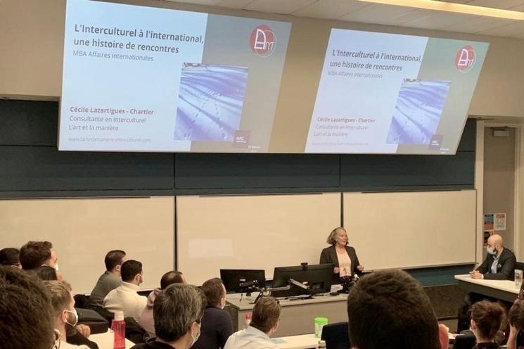 Cécile durant une  Intervention au MBA à HEC Montréal