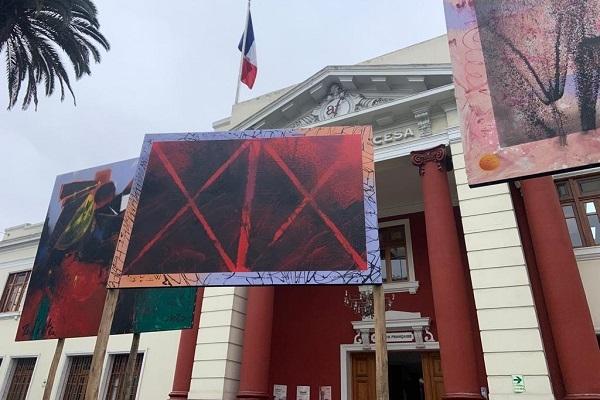 Mathieu L'Hôte expose ses grands formats devant l'Alliance française de Miraflores