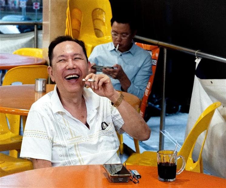 Homme qui fume à Singapour 