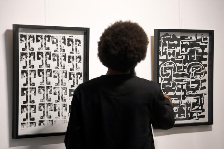 Arthur Francietta devant ses tableaux