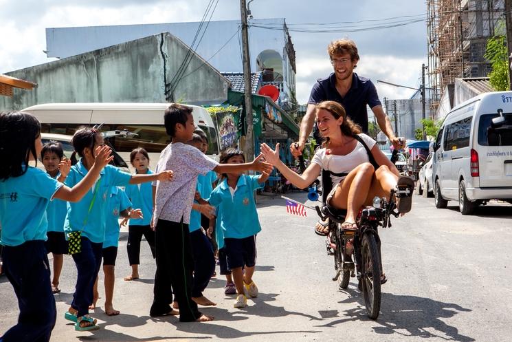 arrivée dans la ville de saigon au Vietnam après avoir traversé l'Asie à vélo