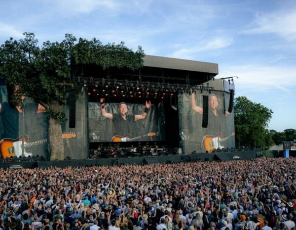 Public devant une scène au BST Hyde Park