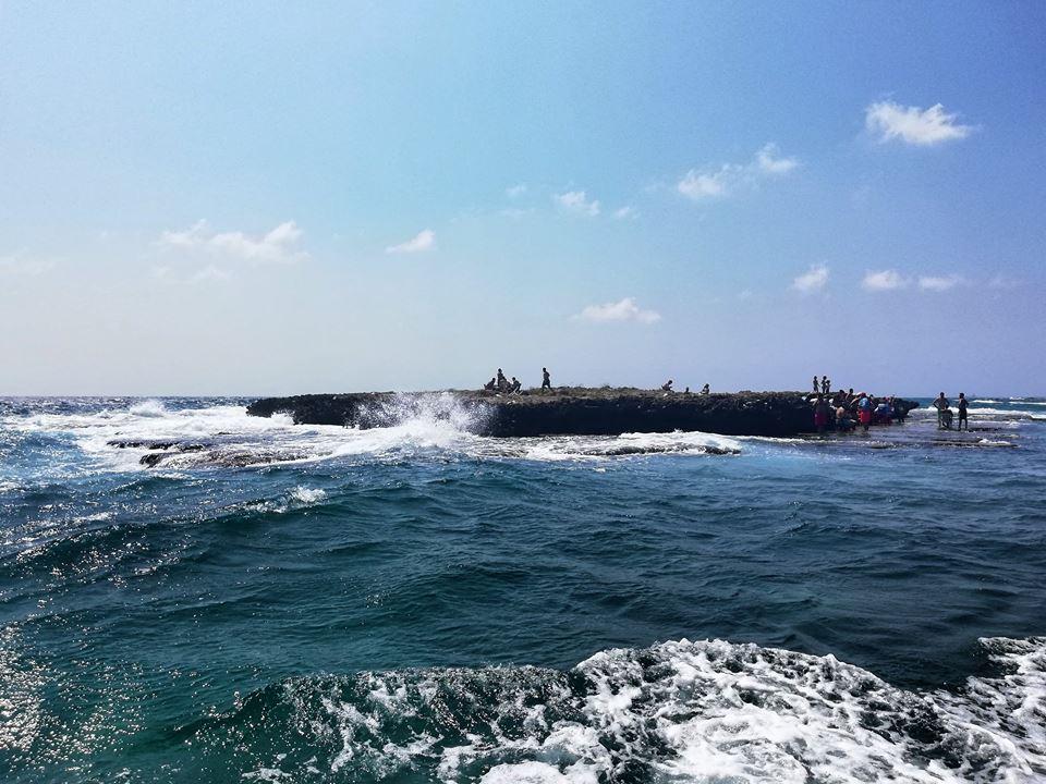 Pîton rocheux sur la route de l'Île aux Lapins. Photo Anne Monnereau