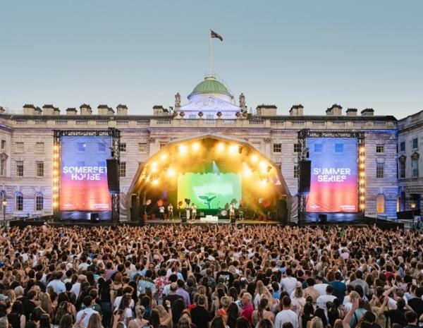 Public devant la scène du Somerset House Summer Series