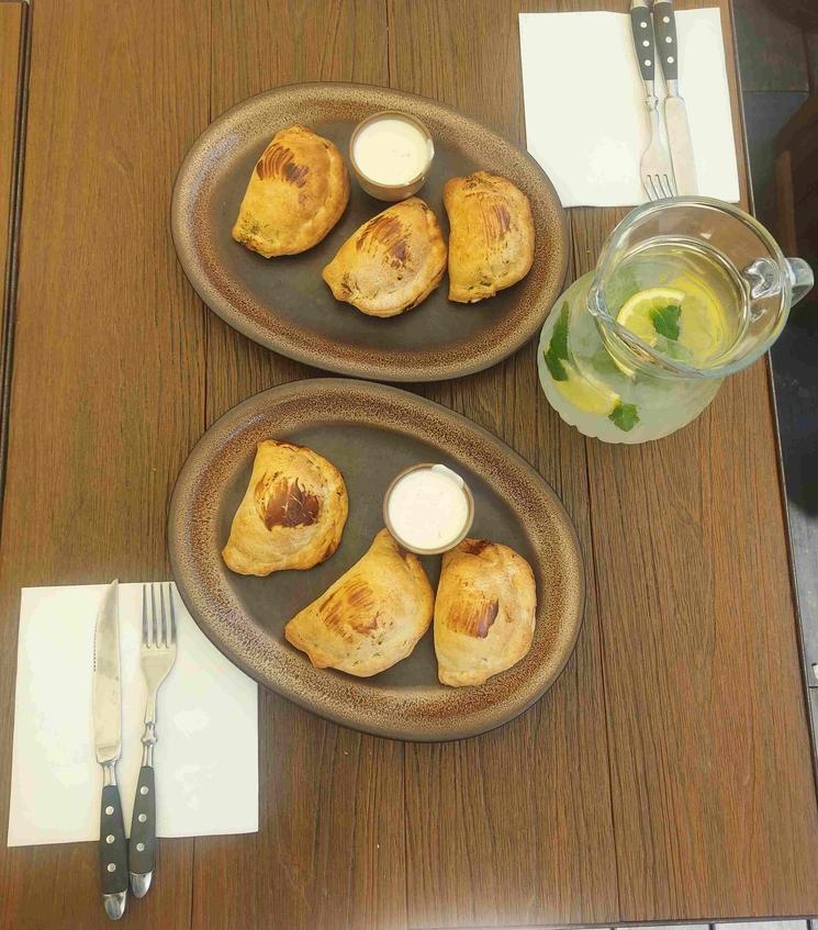 Photo de pierogis et limonade, prise par Léonie Delahoutre au restaurant Pierogarnia Stary Młyn du vieux Toruń, pour Lpj.com Varsovie