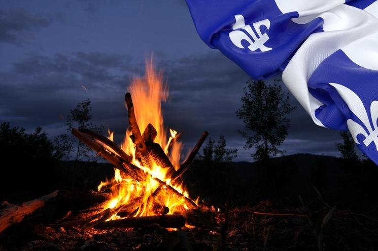 Feu de bois et drapeau du Québec