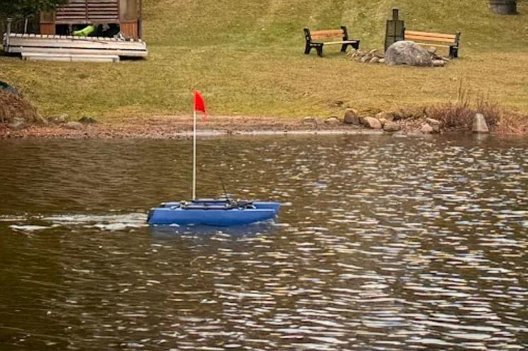 Le catamaran de Nauti Metrics en situation du un lac