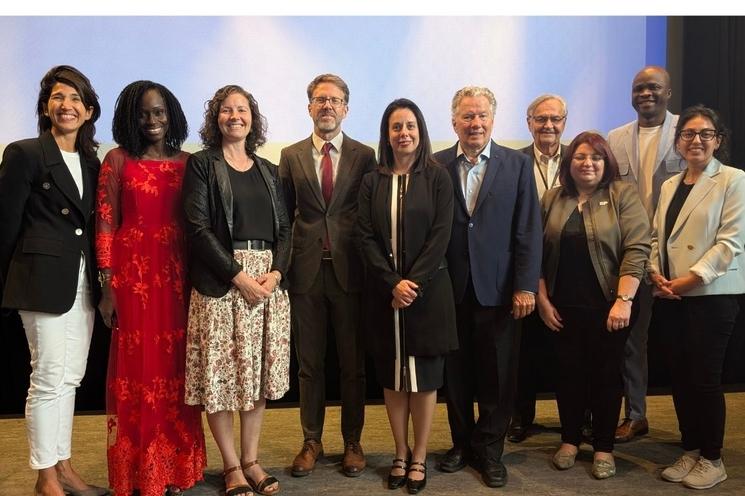 Priscilla Ananian entourée