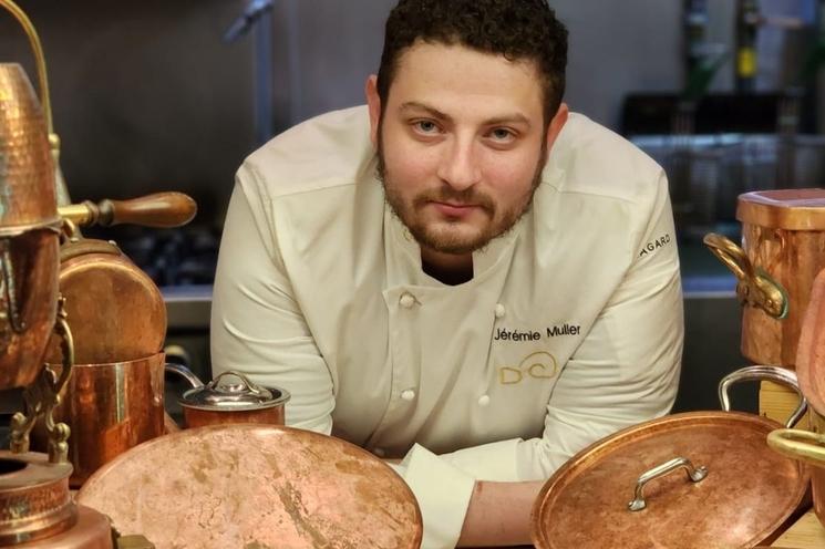 Jérémie Muller et une partie de sa collection de cuivres patinés