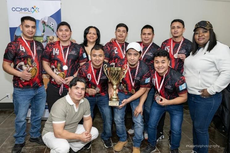 Sandra accompagnée des finalistes du tournoi de foot hiver 2025
