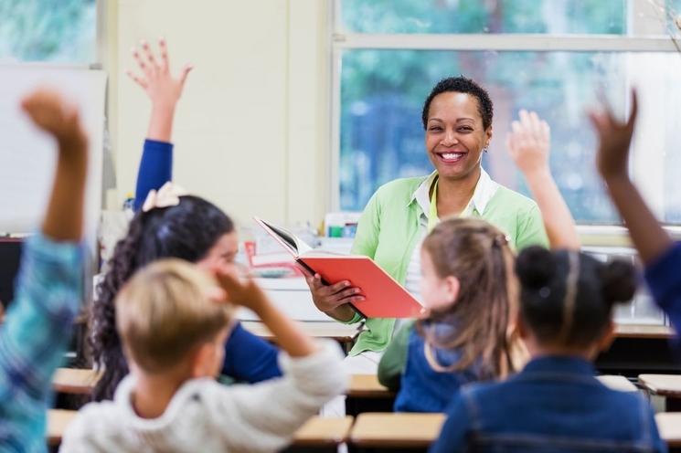 Enseignantes avec ses enfants, en classe