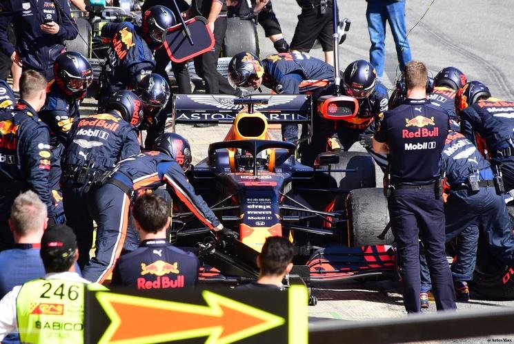 Une voiture Red Bull à son pit stop