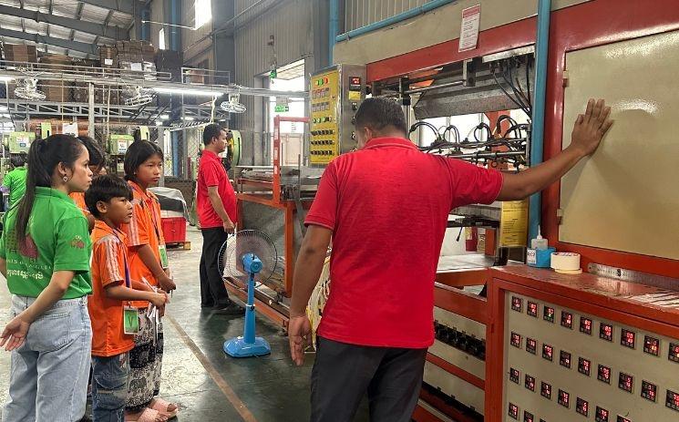 Les enfants de EKL en visite dans l’usine de ICARE, fabricant de monture de lunettes à Sihanoukville