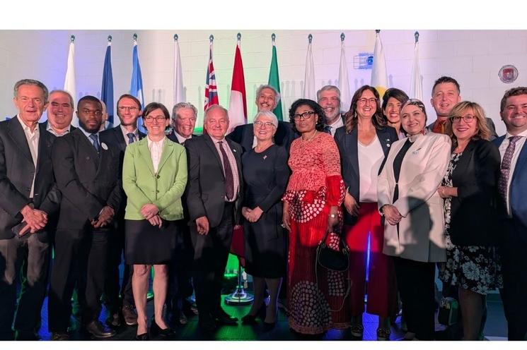 La lieutenante-Gouverneur de l'Ontario entourée