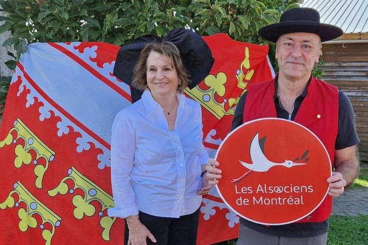 La coiffe alsacienne et, à droite, le gilet rouge et chapeau à large bord. Photo Augustin Eychenne