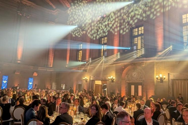 Le Théâtre St-James en lumière lors du Gala 2026 de la CCI France Canada.