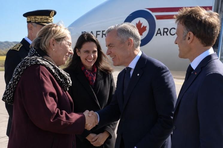 Sous le soleil et dans le vent de Saint-Pierre, l’ambassadrice de France au Canada accueille Mark Carney, en présence d’Emmanuel Macron.
