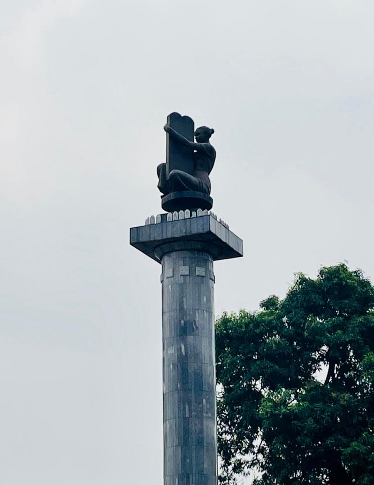 La statue de la place de la Coupole