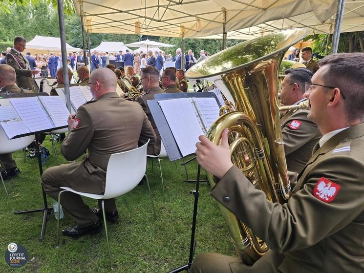 Orchestre polonais dans le jardin de l’Ambassade de France en Pologne lors de la cérémonie du 14 juillet 2024. Photo Bénédicte Mezeix pour Lpj.com Varsovie