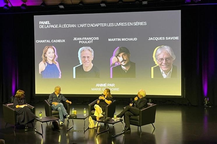 Marie Grégoire anime les échanges entre Jean-François Pouliot, Chantal Cadieux et Jacques Savoie sur l’adaptation des livres en séries.