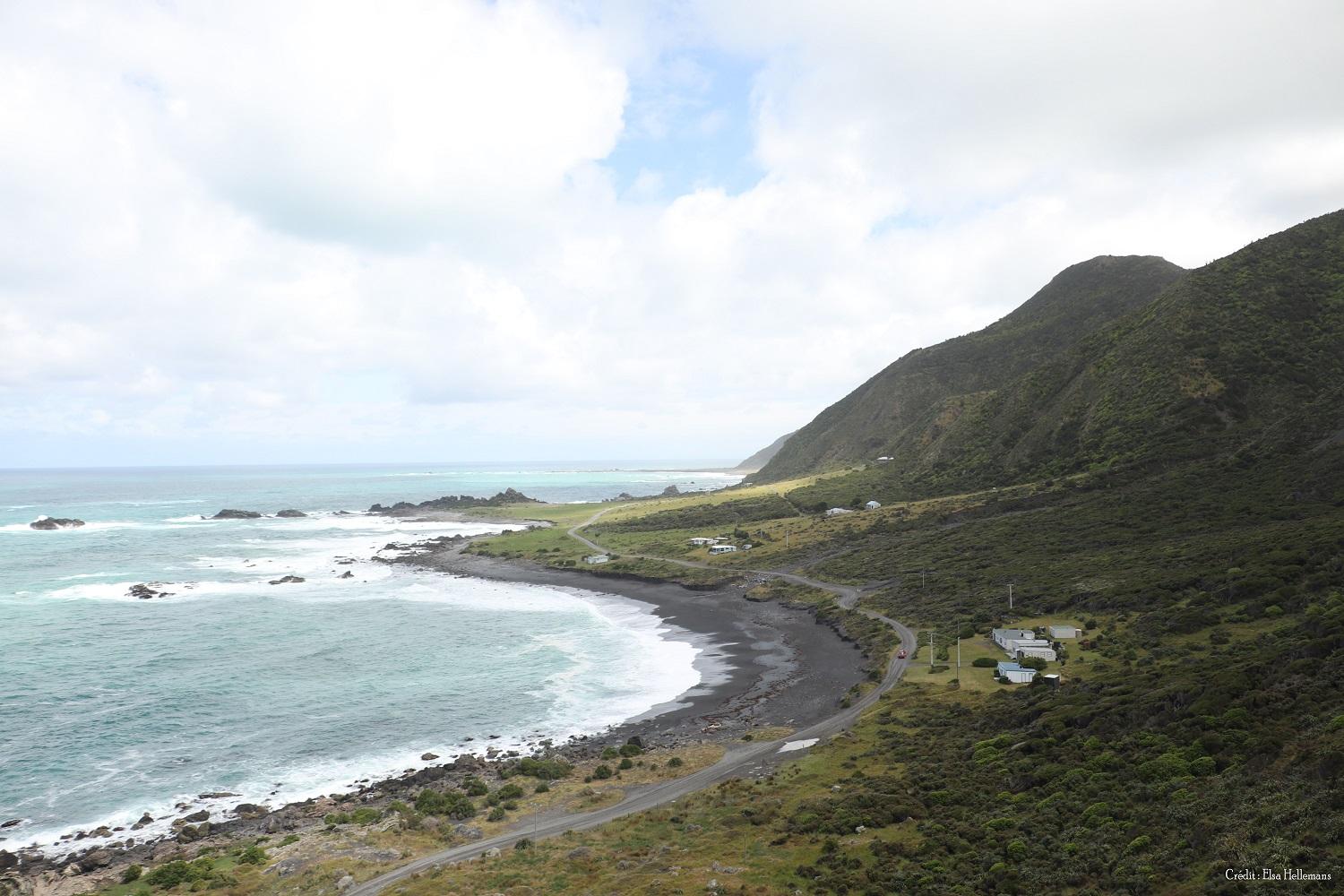 La route qui conduit au Cape Palliser dévoile un escarpement rocheux et inhospitalier, auquel se sont frottés une vingtaine de navires malchanceux.