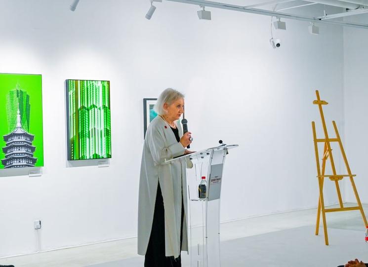 Photographie de Ana Gonzales, co-fondatrice de la gallerie