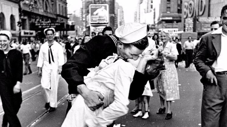 « The Kiss » par Alfred Eisenstaedt